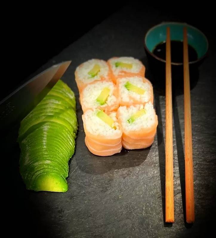 Salmon roll cheese avocat